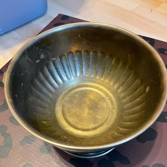 Vintage brass bowl with Lion accents - Picture 5 of 5